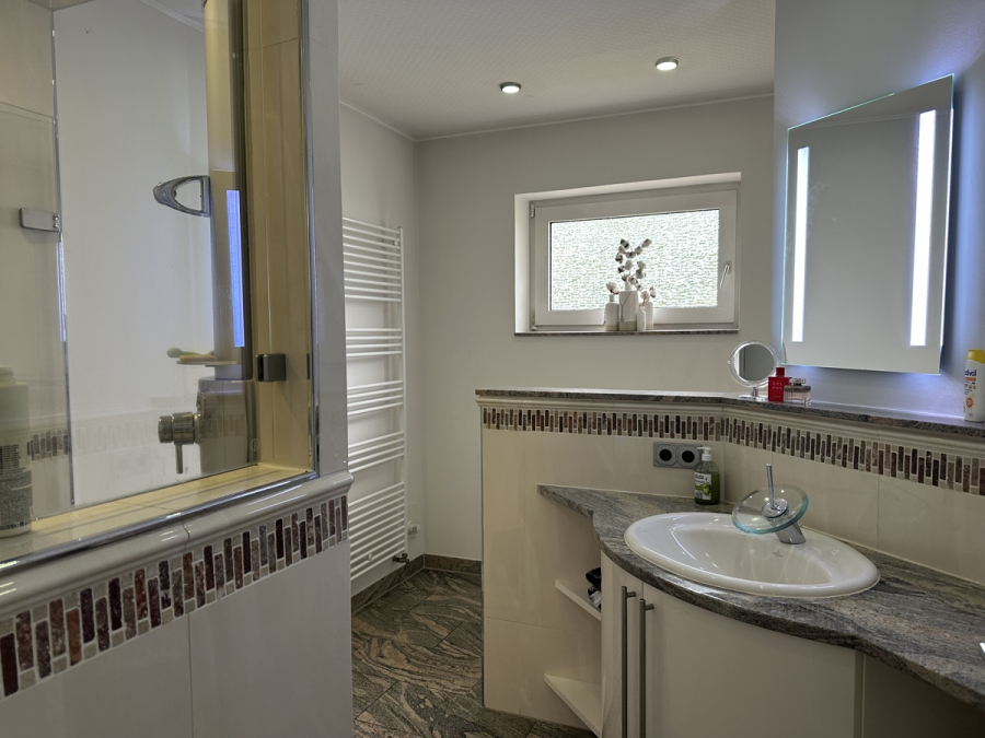 Bad EG - Großzügige Wohnung mit pflegeleichtem Garten