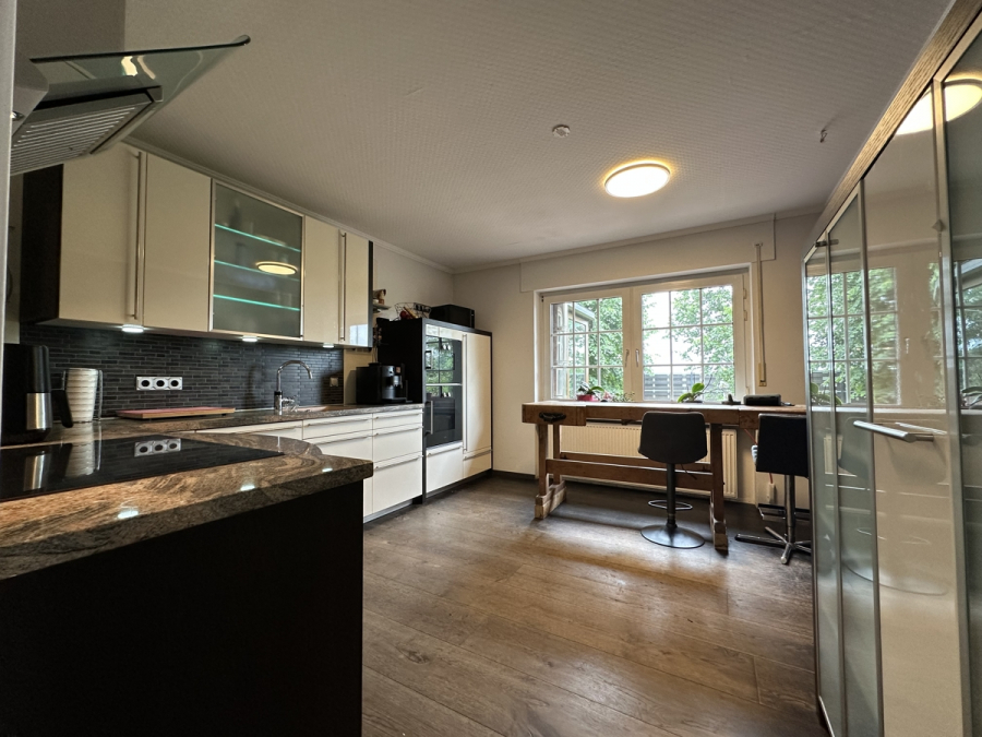 Küche - Großzügige Wohnung mit pflegeleichtem Garten