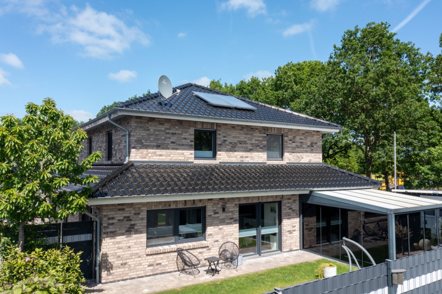 Südliche Ansicht / Sommergarten - Ostfriesland erleben, Nordsee genießen: hochwertiges Wohnhaus mit Doppelgarage und Sommergarten in ruhiger Sackgassenlage