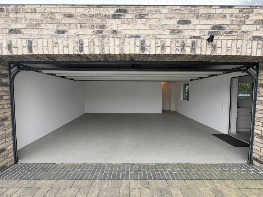 Großzügige Garage mit Zugang zum Hauswirtschaftsraum - Ostfriesland erleben, Nordsee genießen: hochwertiges Wohnhaus mit Doppelgarage und Sommergarten in ruhiger Sackgassenlage