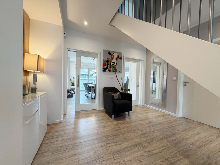Eingangsbereich, weitere Ansicht - Ostfriesland erleben, Nordsee genießen: hochwertiges Wohnhaus mit Doppelgarage und Sommergarten in ruhiger Sackgassenlage
