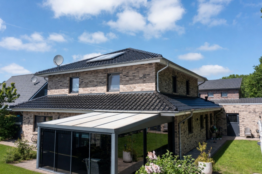 Ost-West Ansicht mit Sommergarten - Ostfriesland erleben, Nordsee genießen: hochwertiges Wohnhaus mit Doppelgarage und Sommergarten in ruhiger Sackgassenlage