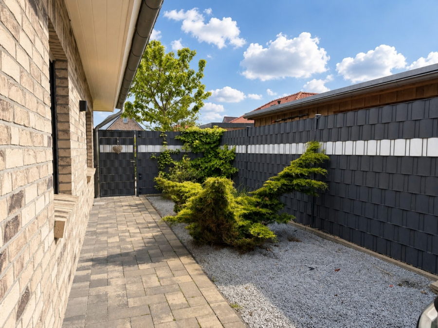 Seitliche Ansicht - Ostfriesland erleben, Nordsee genießen: hochwertiges Wohnhaus mit Doppelgarage und Sommergarten in ruhiger Sackgassenlage
