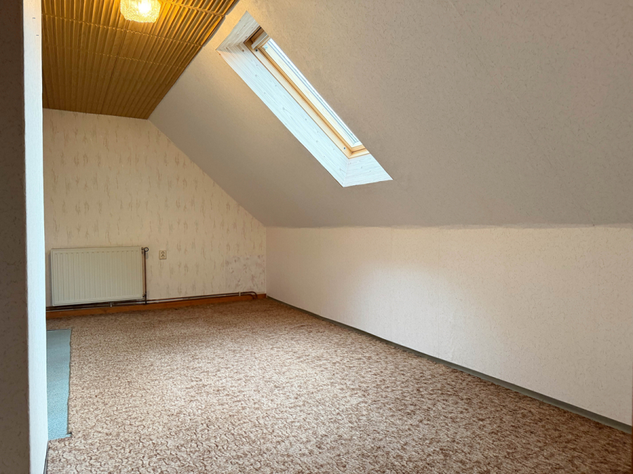 Kinderzimmer DG - Doppelhaushälfte mit Potenzial in ländlicher Lage