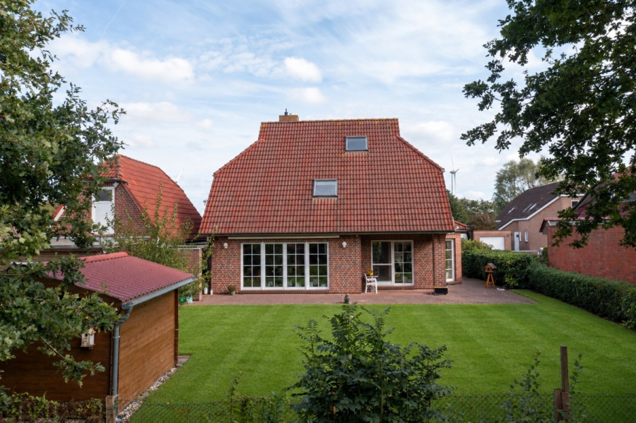 Ansicht West- Seite - Ein Platz zum Wohlfühlen – gepflegtes Einfamilienhaus nahe der Nordsee