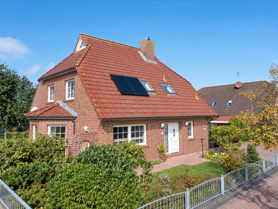 Ansicht mit Erker - Ein Platz zum Wohlfühlen – gepflegtes Einfamilienhaus nahe der Nordsee