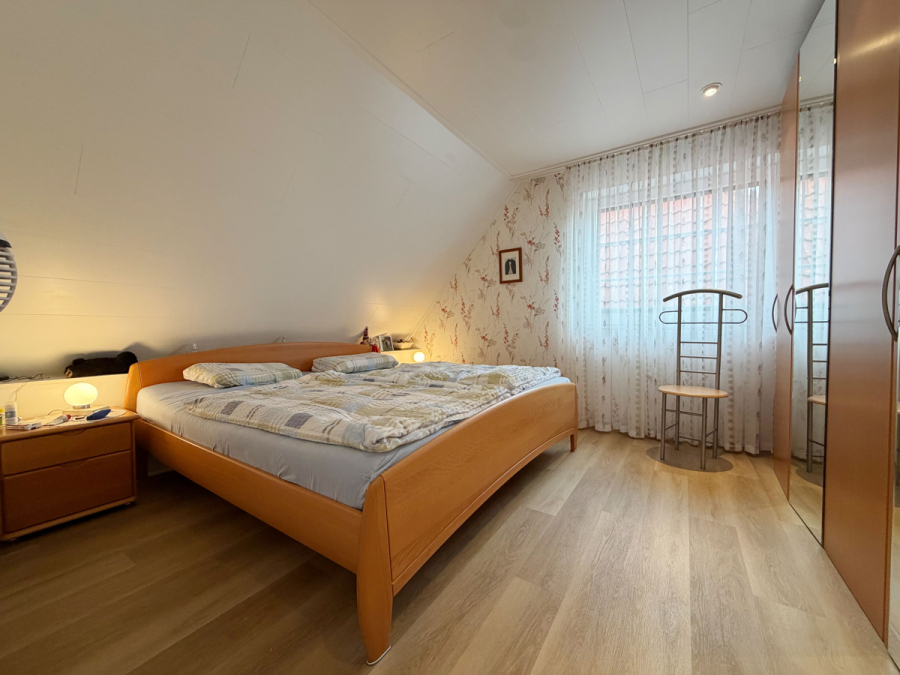Schlafzimmer DG - Ein Platz zum Wohlfühlen – gepflegtes Einfamilienhaus nahe der Nordsee
