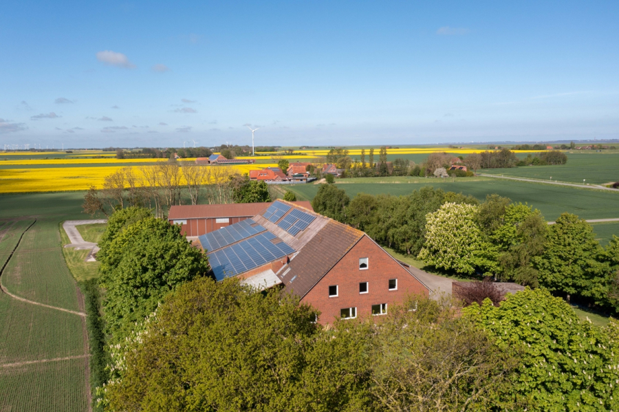 Ansicht aus der Luft - Gulfhof mit viel Platz und die Nordsee vor der Haustür