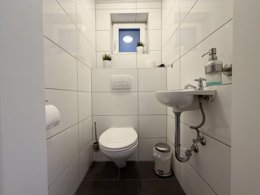 Gäste-WC - Gepflegtes Wohnhaus in der Esenser Altstadt für lukrative Ferienvermietung oder Eigennutzung
