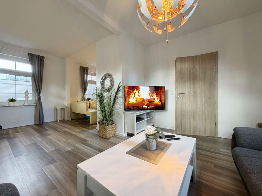 TV-Blick von der Couch - Gepflegtes Wohnhaus in der Esenser Altstadt für lukrative Ferienvermietung oder Eigennutzung