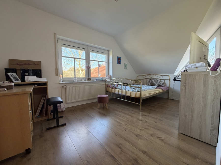 Schlafzimmer 2 - Geräumige DHH in ruhig-ländlicher Lage – dennoch zentral