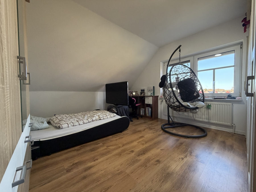 Schlafzimmer 1 - Geräumige DHH in ruhig-ländlicher Lage – dennoch zentral