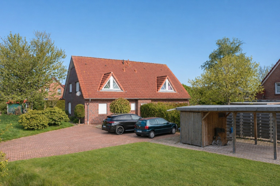 Auffahrt/Carport - Geräumige DHH in ruhig-ländlicher Lage – dennoch zentral