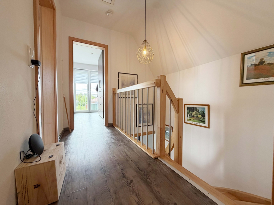 Flur mit Treppe ins DG - Neuwertige Doppelhaushälfte mit Carport in Top-Lage!