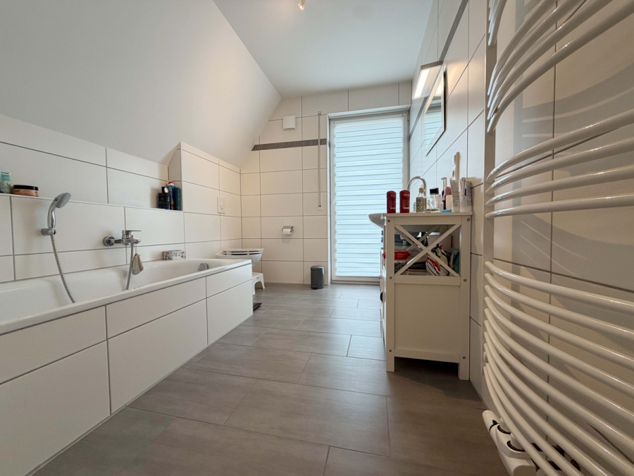 Bad DG - Neuwertige Doppelhaushälfte mit Carport in Top-Lage!