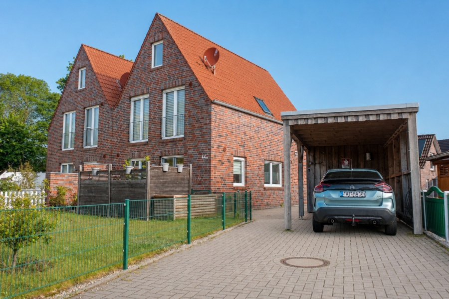 Auffahrt mit Carport - Neuwertige Doppelhaushälfte mit Carport in Top-Lage!