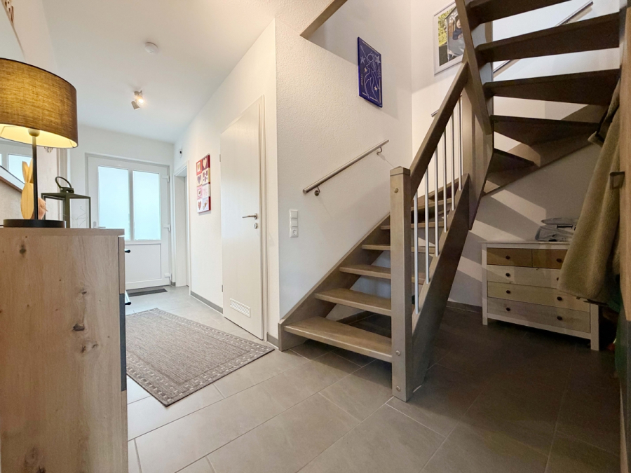 Hausflur- Treppe - Zentral in Esens: Energieeffiziente Doppelhaushälfte zur Miete