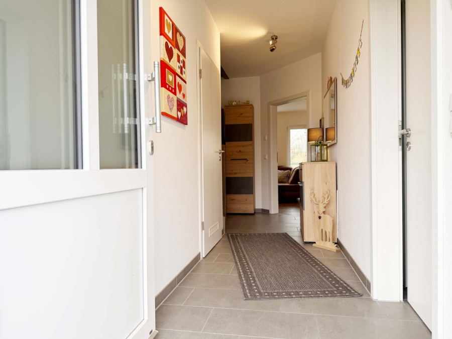 Hauseingang - Zentral in Esens: Energieeffiziente Doppelhaushälfte zur Miete