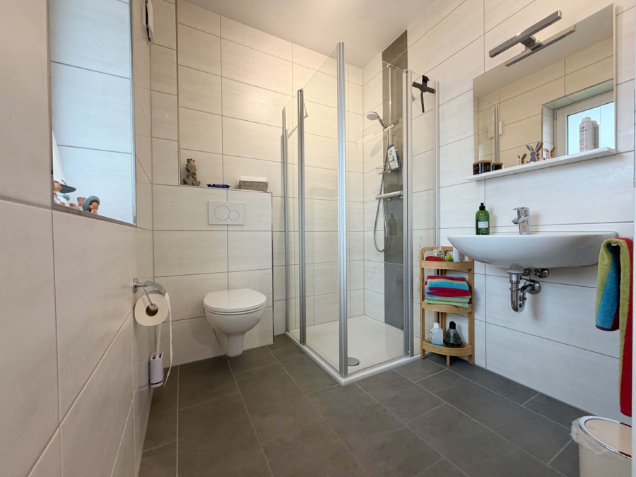 Gäste WC mit Dusche - Zentral in Esens: Energieeffiziente Doppelhaushälfte zur Miete