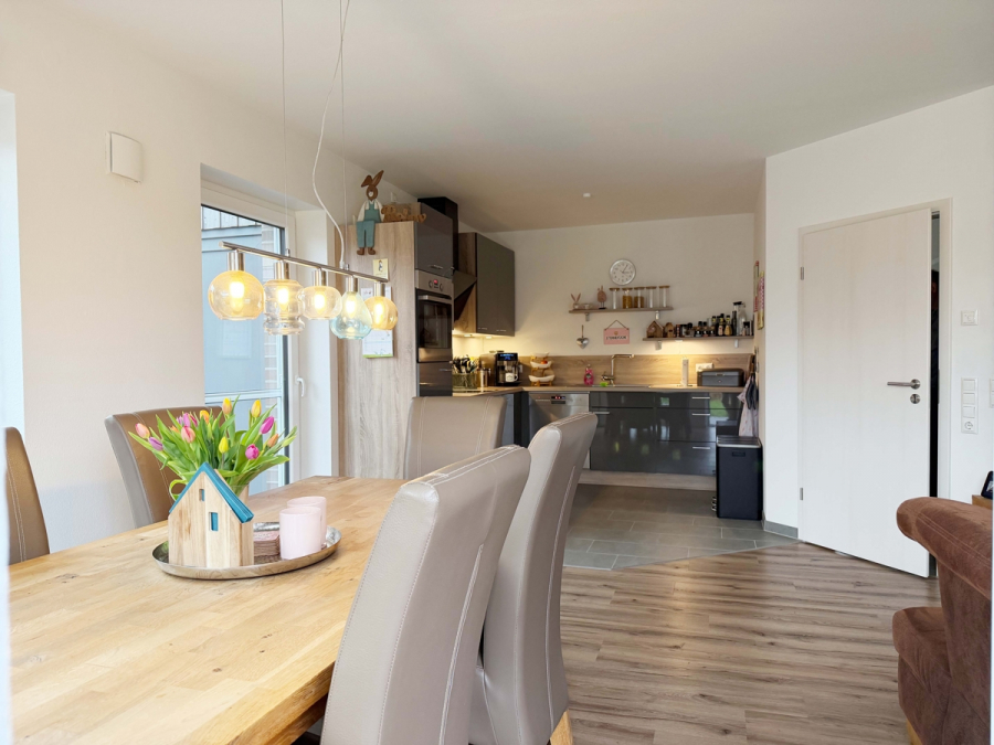 Essen mit Blick zur Küche - Zentral in Esens: Energieeffiziente Doppelhaushälfte zur Miete