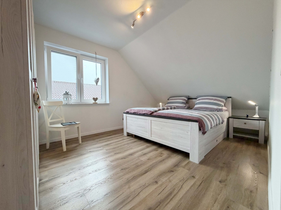 Schlafzimmer - Zentral in Esens: Energieeffiziente Doppelhaushälfte zur Miete