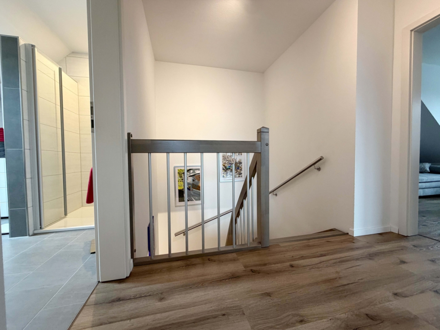 Flur- Treppe - Zentral in Esens: Energieeffiziente Doppelhaushälfte zur Miete