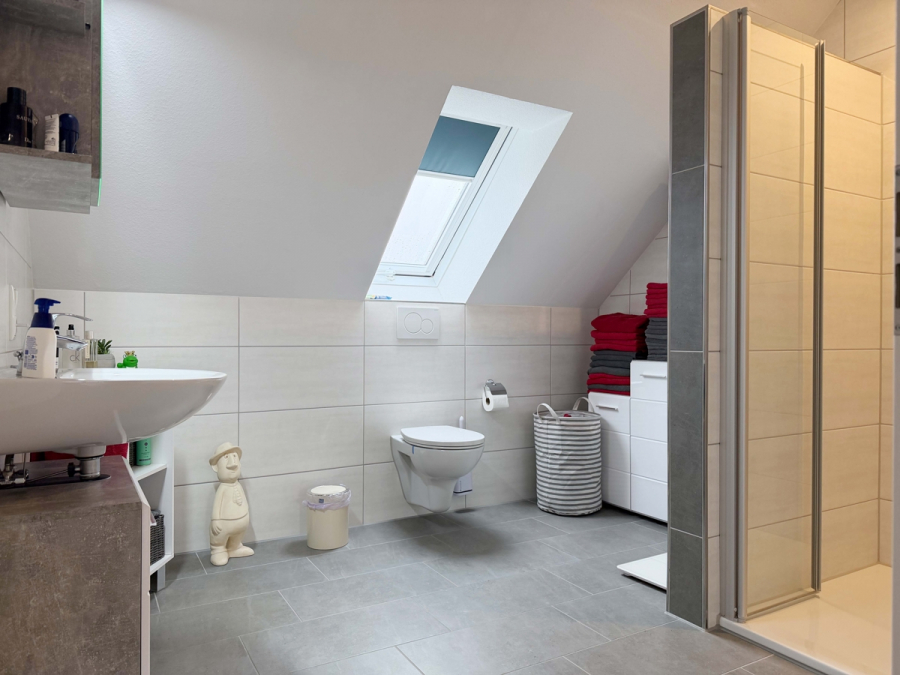 Bad DG - Zentral in Esens: Energieeffiziente Doppelhaushälfte zur Miete