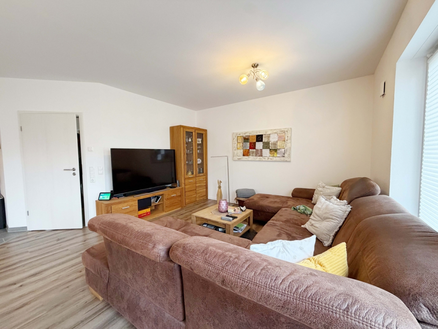 Wohnbereich - Zentral in Esens: Energieeffiziente Doppelhaushälfte zur Miete