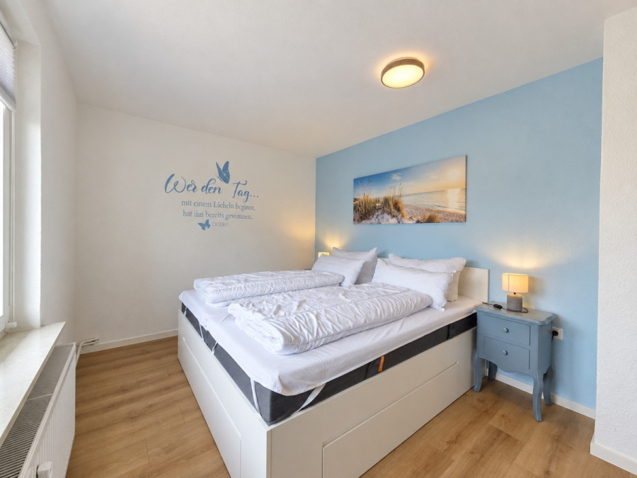 Schlafzimmer 2 - Renovierte OG-Wohnung in Sackgassenlage nahe der Nordsee