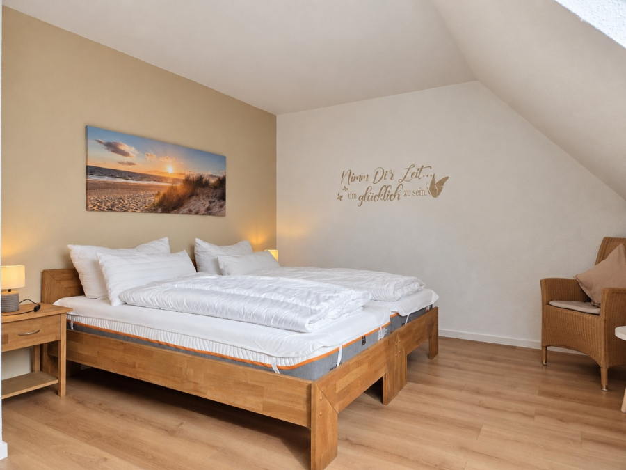Schlafzimmer 1 - Renovierte OG-Wohnung in Sackgassenlage nahe der Nordsee