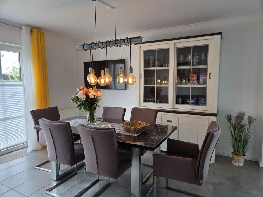 Essbereich - Direkt am Wasser & nahe der Nordseeküste! Gepflegte Maisonette-Wohnung!