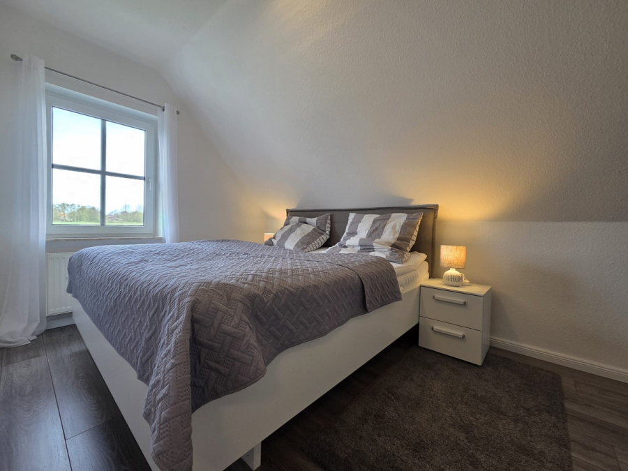 Schlafzimmer 2 - Direkt am Wasser & nahe der Nordseeküste! Gepflegte Maisonette-Wohnung!
