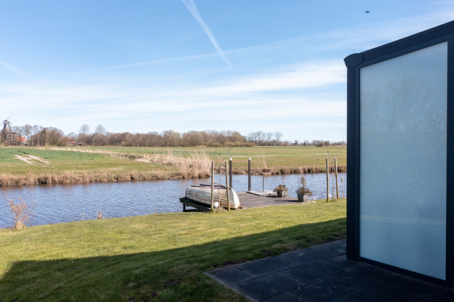 herrlicher Ausblick - Direkt am Wasser & nahe der Nordseeküste! Gepflegte Maisonette-Wohnung!