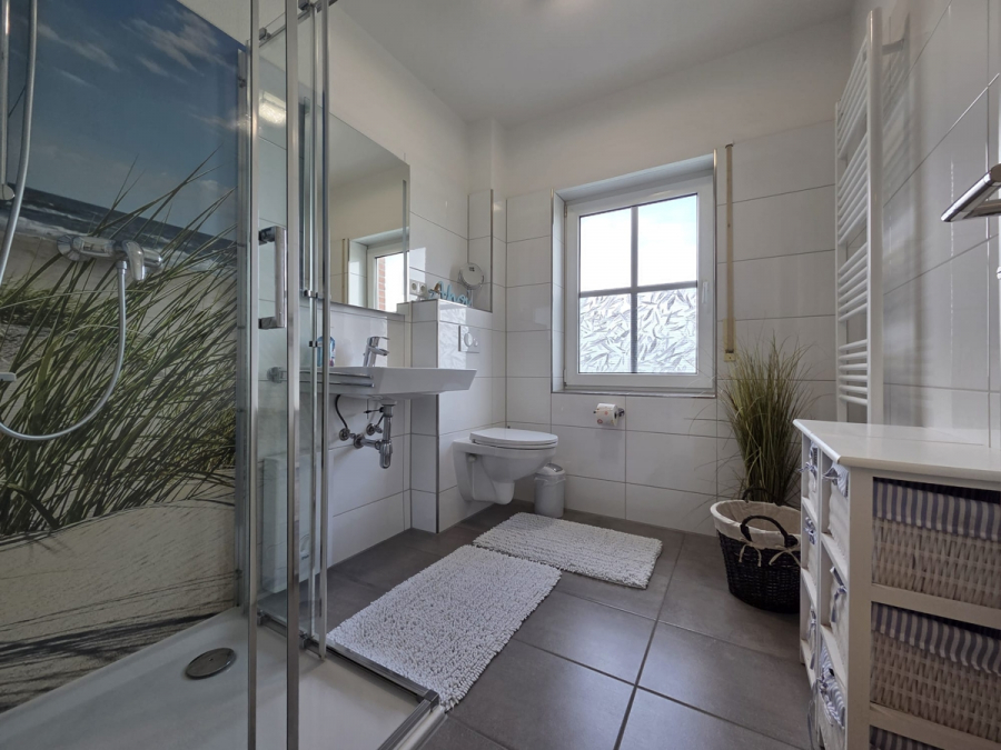 Badezimmer - Direkt am Wasser & nahe der Nordseeküste! Gepflegte Maisonette-Wohnung!