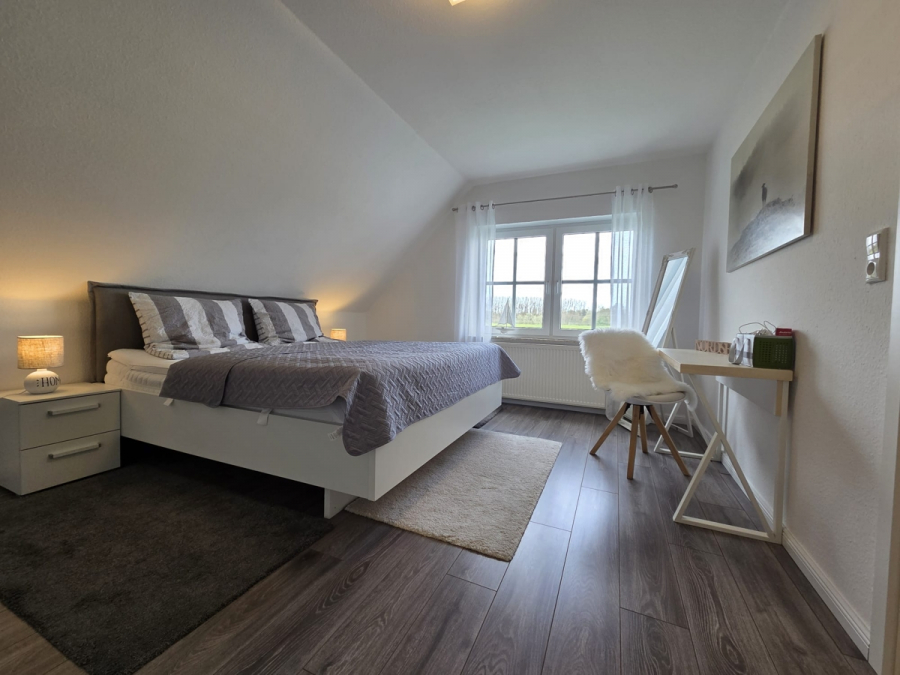 Schlafzimmer 1 - Direkt am Wasser & nahe der Nordseeküste! Gepflegte Maisonette-Wohnung!