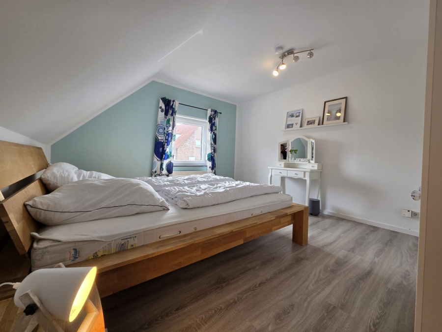 Schlafzimmer - Gemütliche, voll möblierte OG-Wohnung im Herzen von Carolinensiel