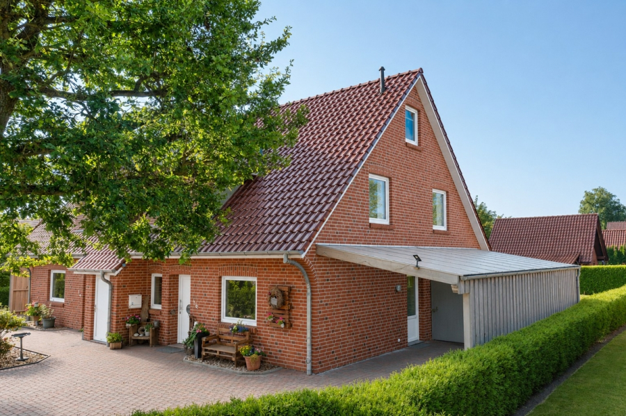 Carport - Doppelhaushälfte mit Neubaucharakter
