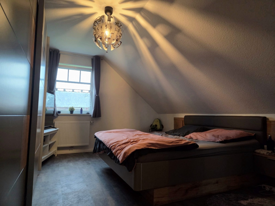 Schlafen Eltern - Neuwertiges Einfamilienhaus mit pflegeleichtem Garten in der „Herrlichkeit Dornum“