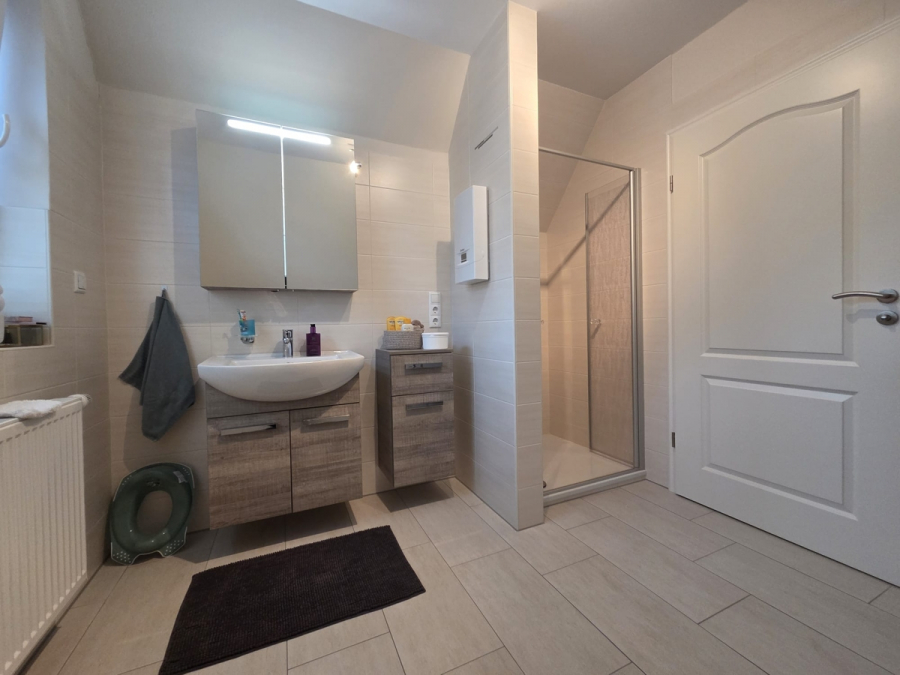 Bad OG - Neuwertiges Einfamilienhaus mit pflegeleichtem Garten in der „Herrlichkeit Dornum“