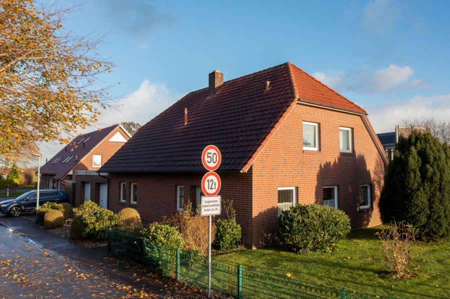 Ansicht Hauseingang und die Garagen - Einfamilienhaus mit Doppelgarage in bevorzugter Lage