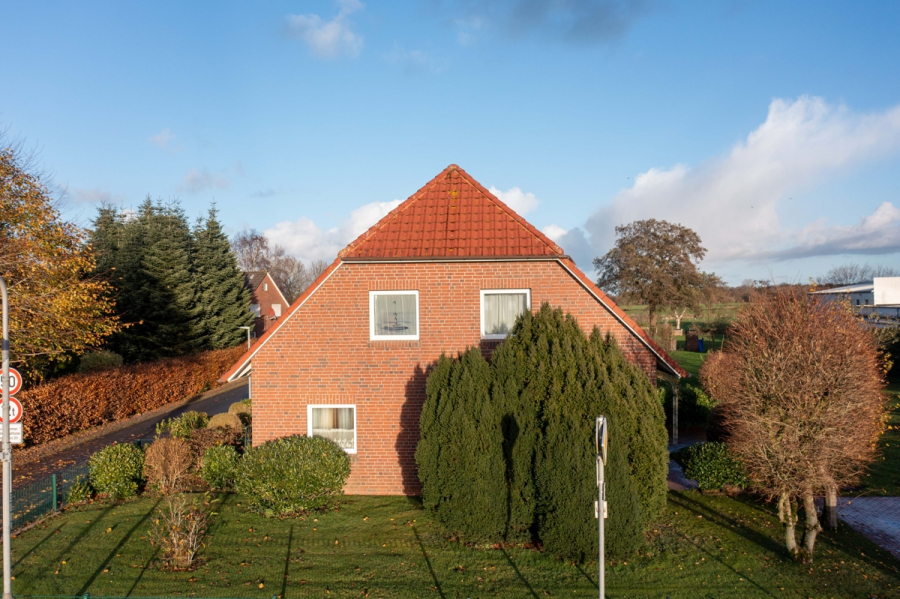 Ansicht von Westen - Einfamilienhaus mit Doppelgarage in bevorzugter Lage