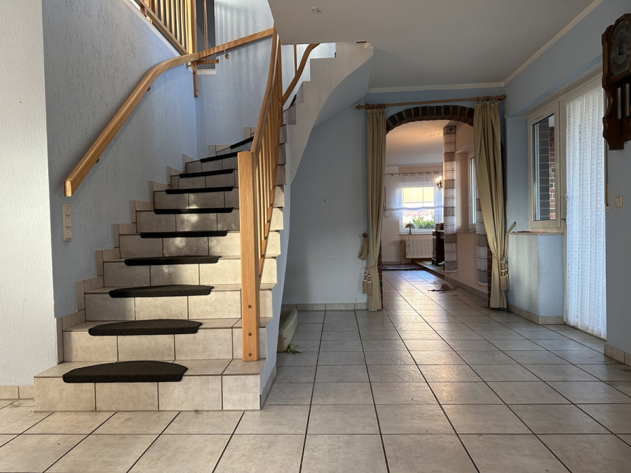 Treppenhaus - Einfamilienhaus mit Doppelgarage in bevorzugter Lage