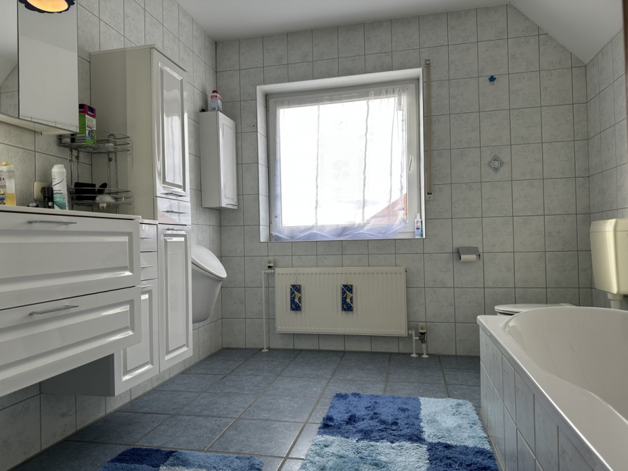 Wannenbad DG - Einfamilienhaus mit Doppelgarage in bevorzugter Lage