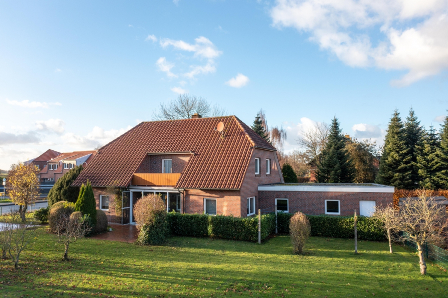 Ansicht Südseite - Einfamilienhaus mit Doppelgarage in bevorzugter Lage