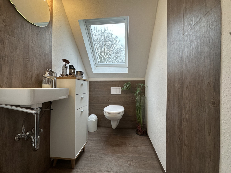 WC im DG - Solides Einfamilienhaus in ländlicher Umgebung